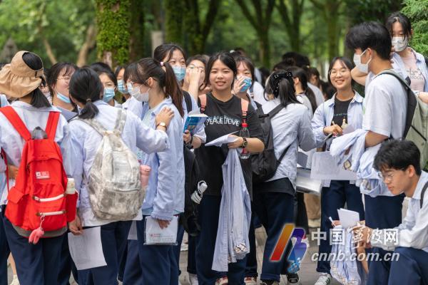 2022'de Ningbo Koleji Giriş Sınavında 44.900 aday için test sonuçlarının önemli anı