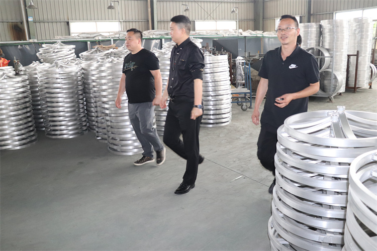 Patron mobilya fabrikasını inceledi