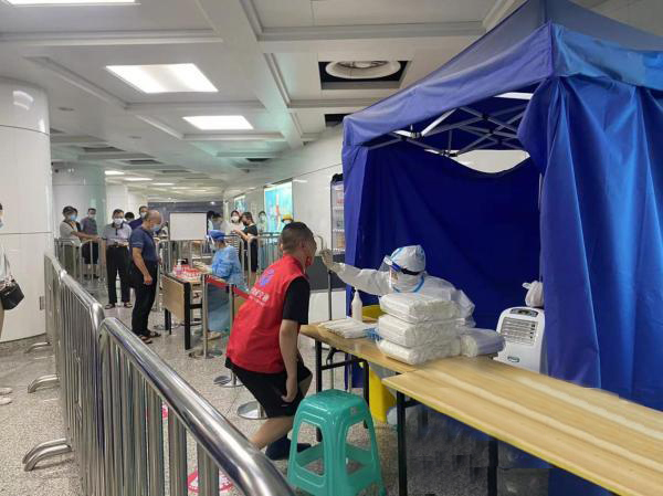 Ningbo'daki metro istasyonu da nükleik asit açısından test edilebiliyor ve günde iki kez açık.