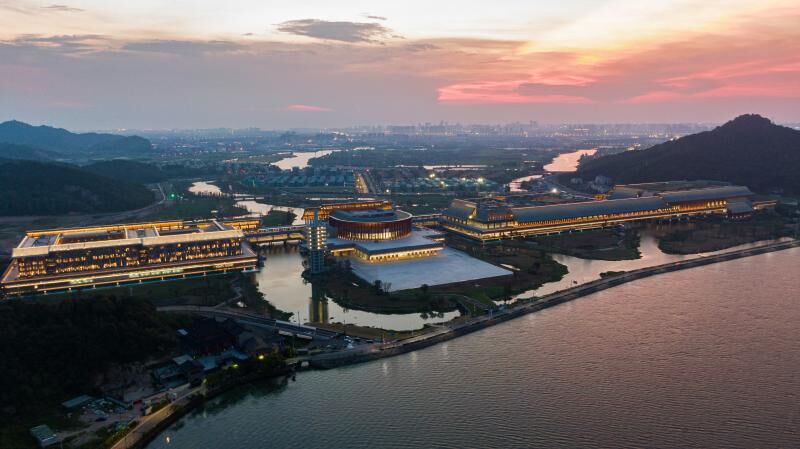 Ningbo Uluslararası Kongre Merkezi aydınlanıyor